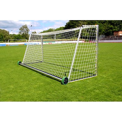 Sport-Thieme Grossfeld-Fußballtor „Safety“, vollverschweisst mit PlayersProtect Bodenrahmen und Netzbefestigung SimplyFix Ansicht 2