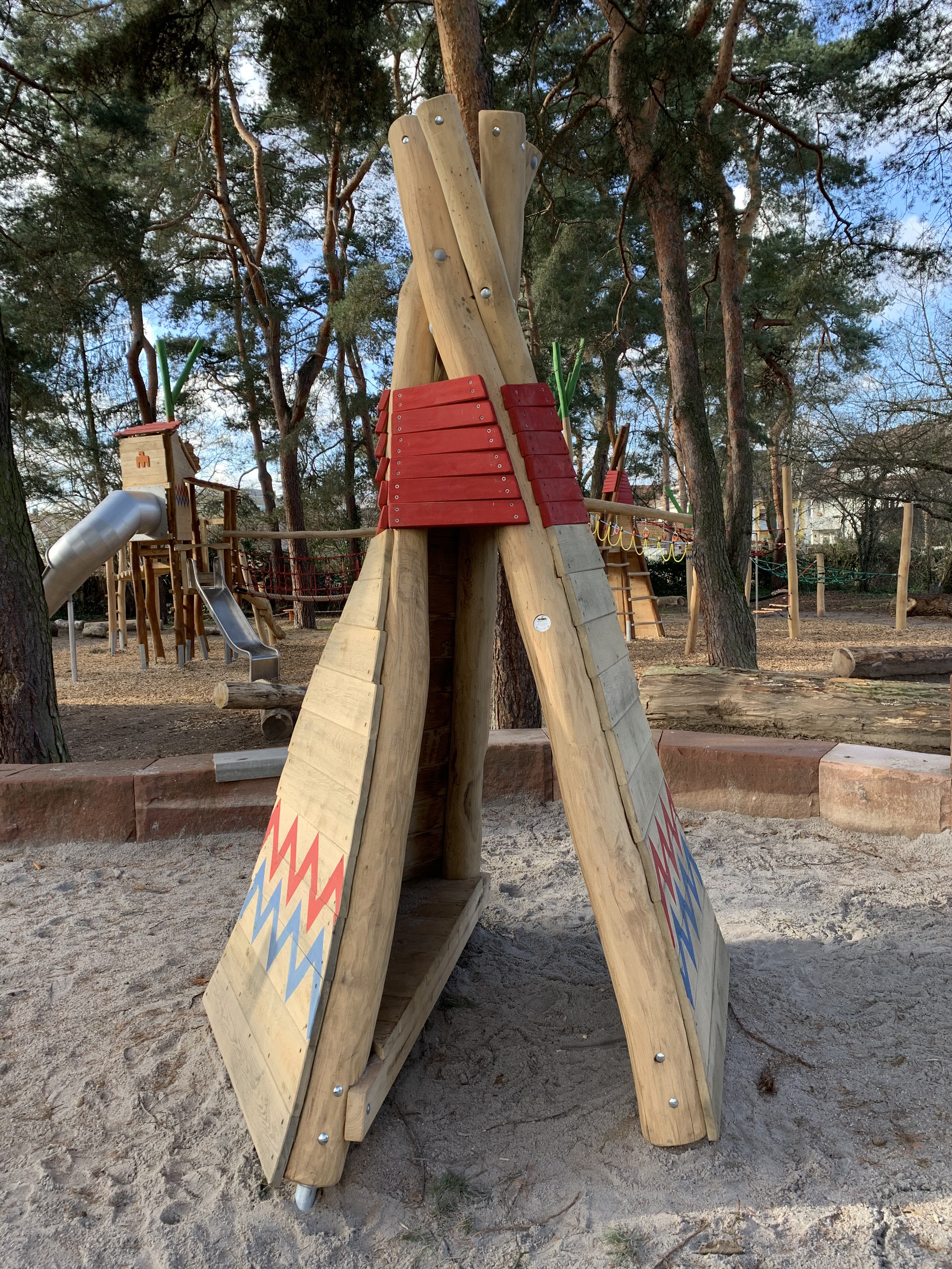 Tipi Apache mit Stammeszeichen Ansicht 4