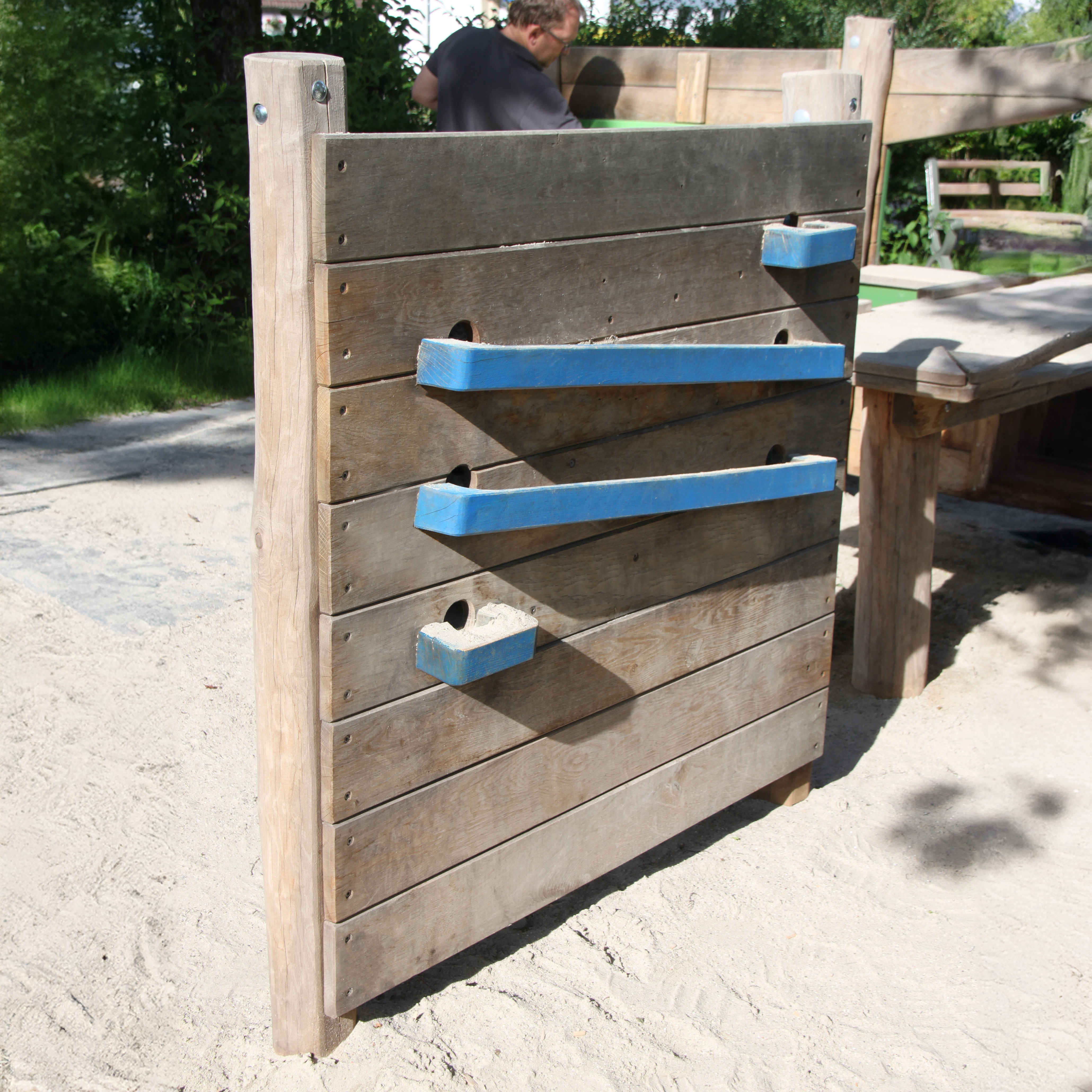Holzwand mit Murmelbahn