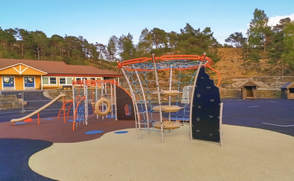 Sirius Kletteranlage mit Kletterwand Ansicht 3