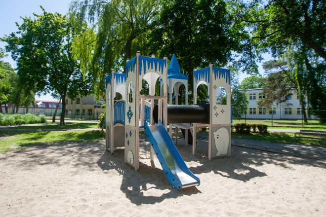 Winterpalast Spielturm mit Tunnel und Rutsche Ansicht 4