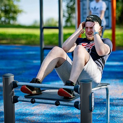 Kompan Outdoor-Fitnessgerät „Sit-Up Bank“ Ansicht 4