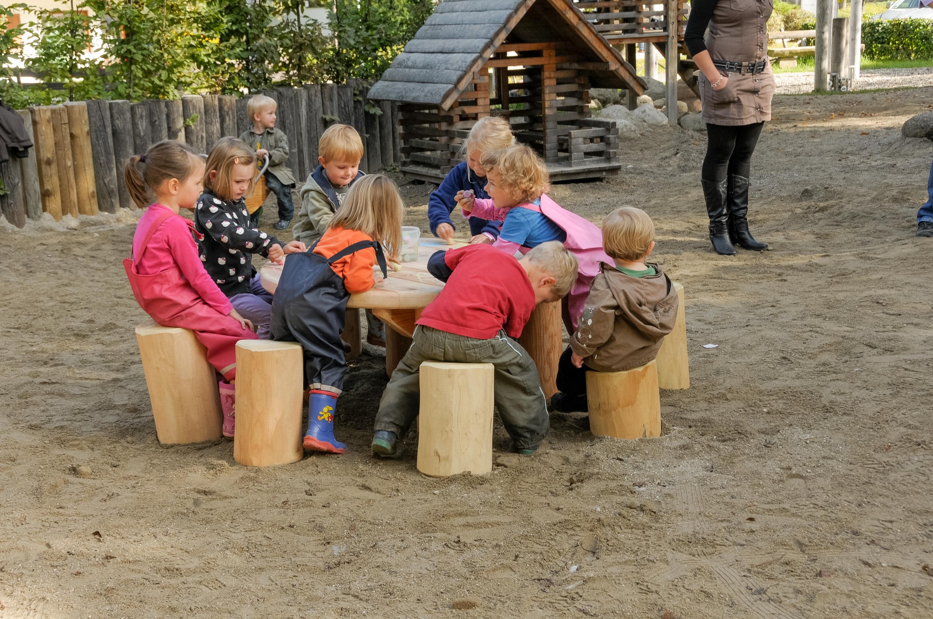 Kleine Sitzgruppe mit 8 Hockern Ansicht 6