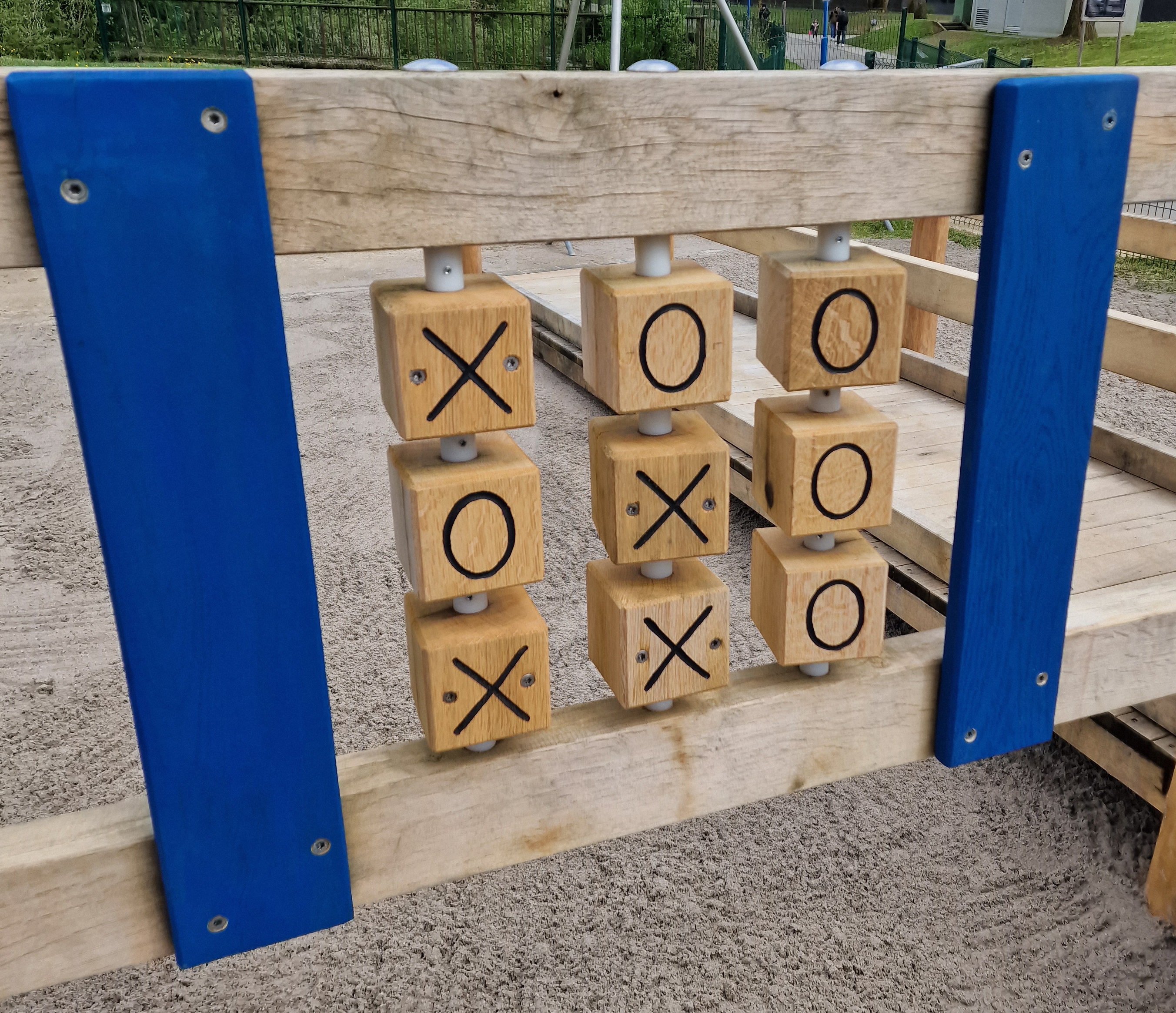 Spiel Tic-Tac-Toe, Drehwürfel konturgefräst, mit 2 Pfosten Ansicht 5