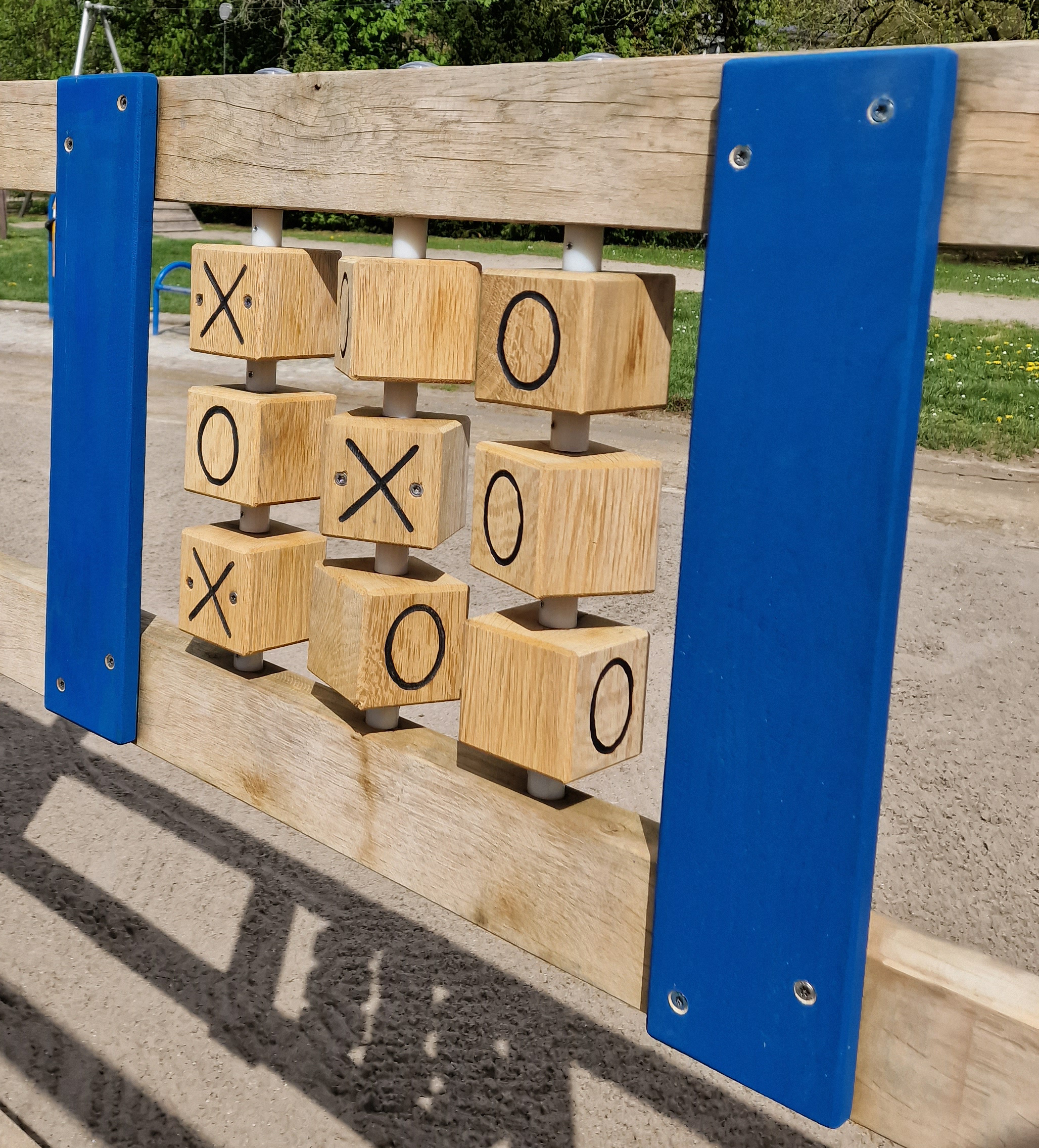 Spiel Tic-Tac-Toe, Drehwürfel konturgefräst, mit 2 Pfosten Ansicht 6