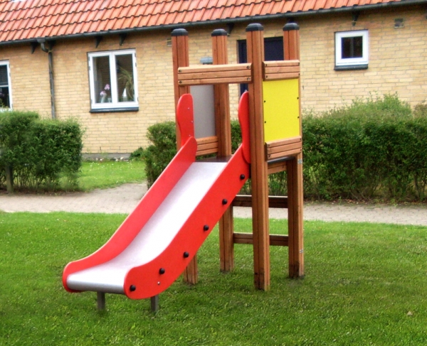 Kleiner Spielturm mit Rutsche Ansicht 3
