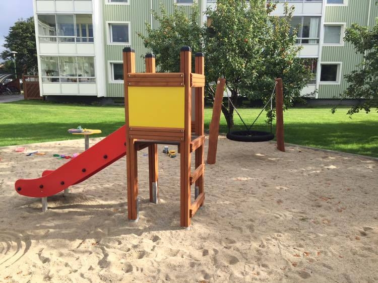 Kleiner Spielturm mit Rutsche Ansicht 6