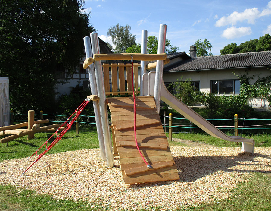 Spielturm-Kombination Stahl/Robinie Ansicht 4