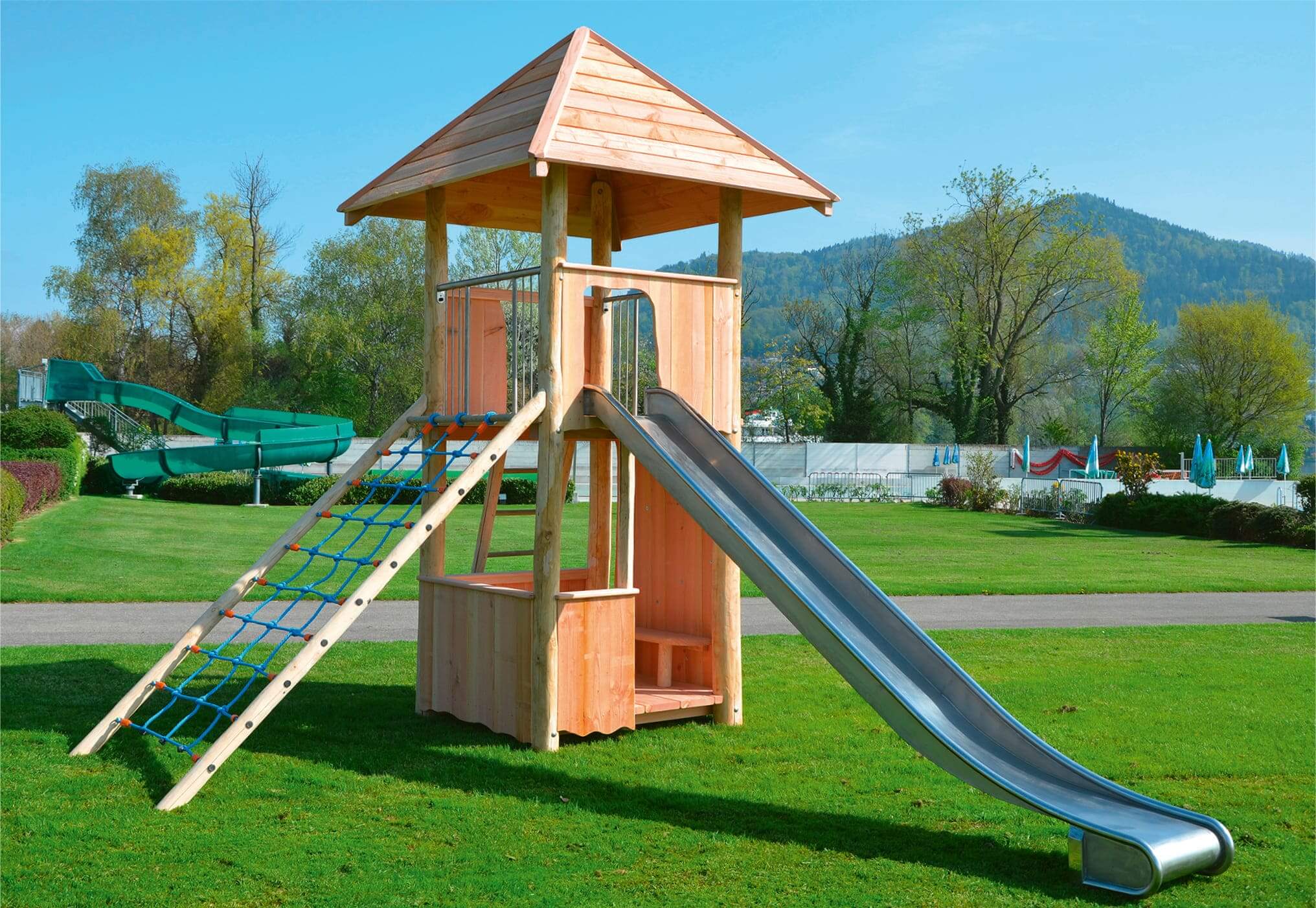 Spielturm aus Edelkastanie mit Rutschbahn in Kunststoff, Fuchs Thun
