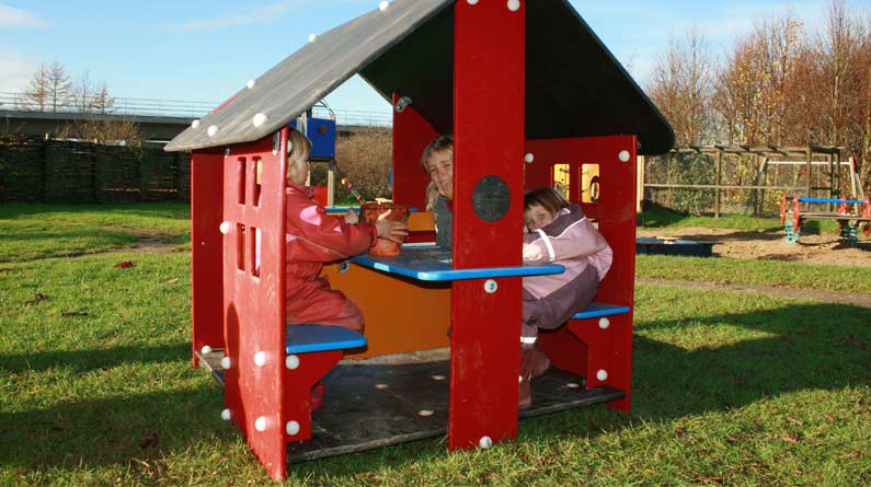 Spielhaus mit 2 Räumen (Tisch + Bänke + Tresen) BASIC750 Ansicht 3
