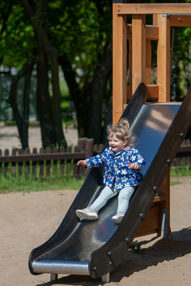 Spielturm mit Rutsche Ansicht 3