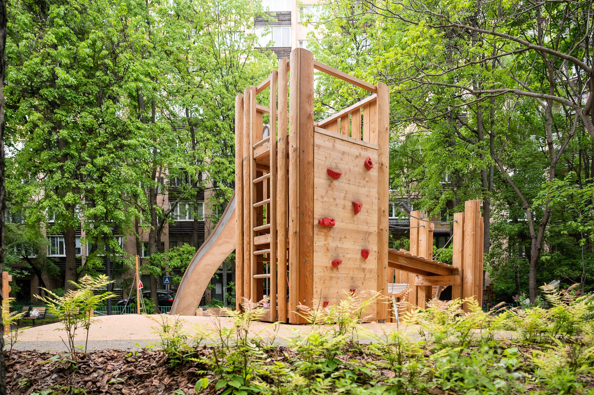 Kletterwand für Viereckturm mit Dach Ansicht 3