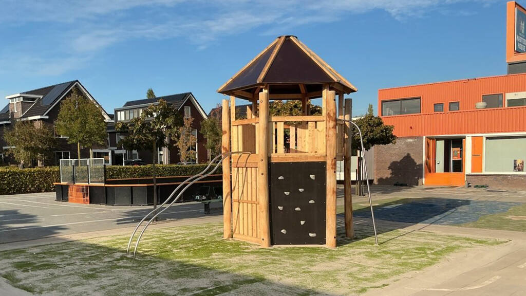 Kletterturm System 6 mit Boden und Dach Ansicht 3