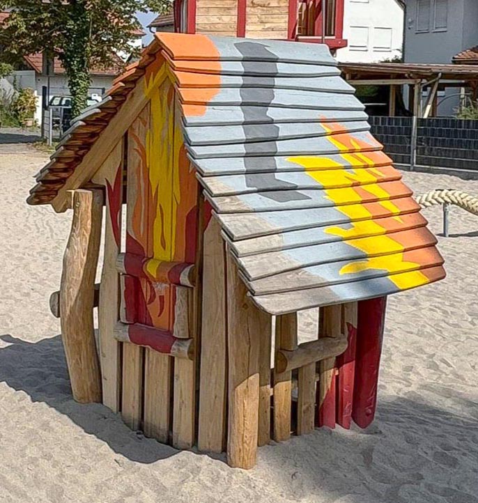 Spielhaus in Flammen