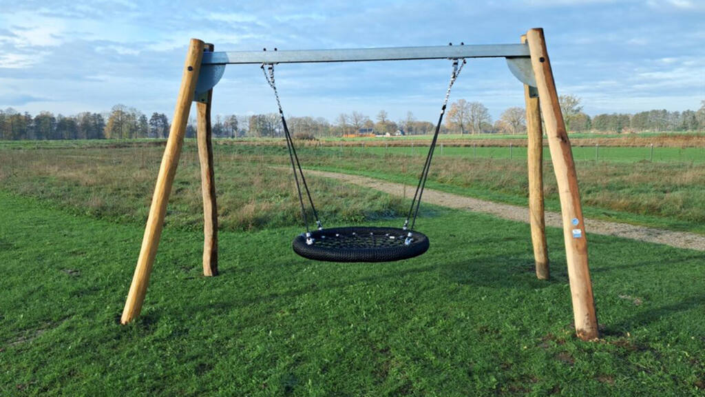 Stahlschaukel mit Robinienpfosten und Vogelnest Ansicht 3