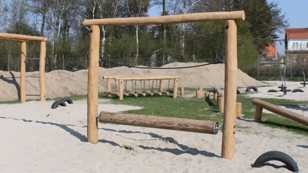 Schaukelgestell mit Rollbalken und Seil Ansicht 3
