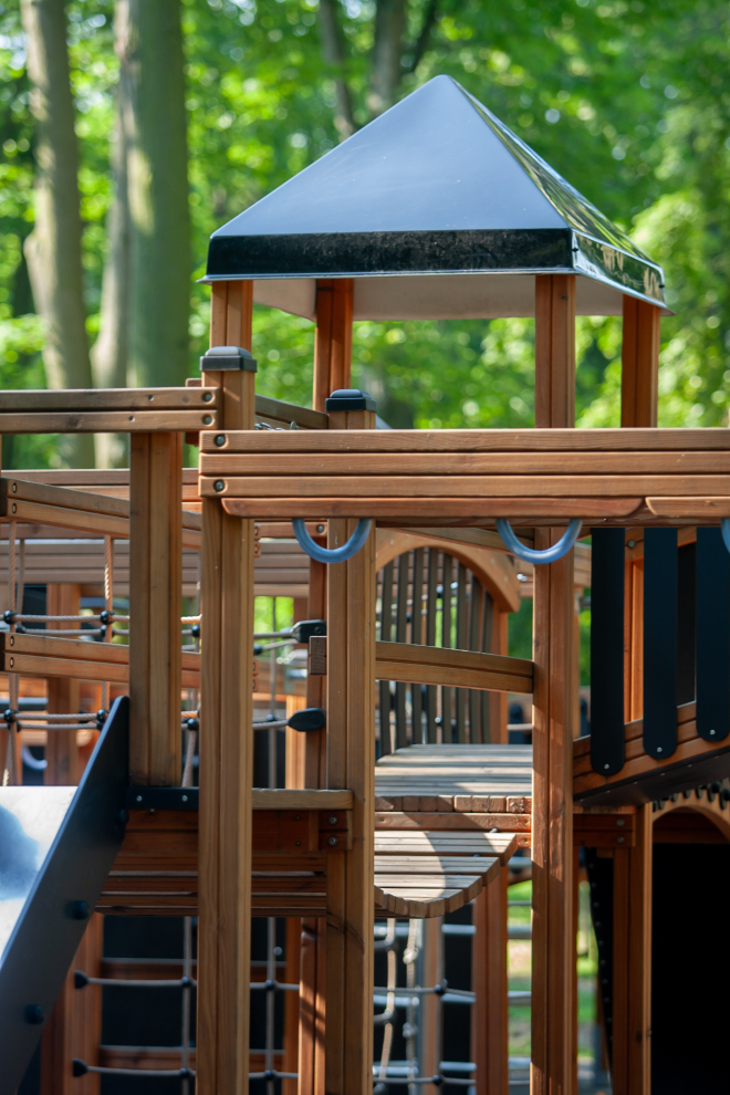 Gigantic Spielplatz mit Spieltürme, Kletterwand, Tunnel und Rutschen Ansicht 5