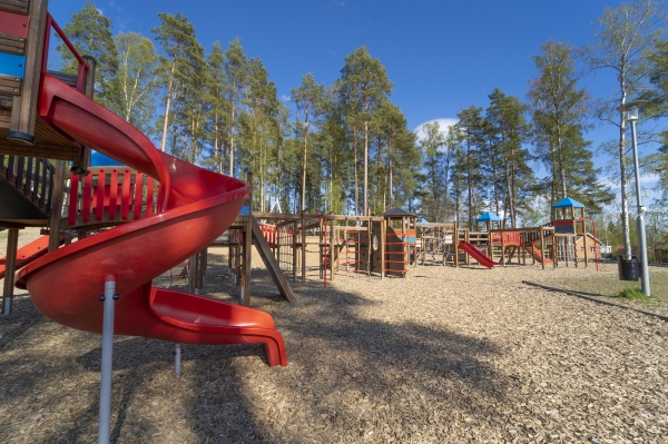 Gigantic Spielplatz mit Spieltürme, Kletterwand, Tunnel und Rutschen Ansicht 6