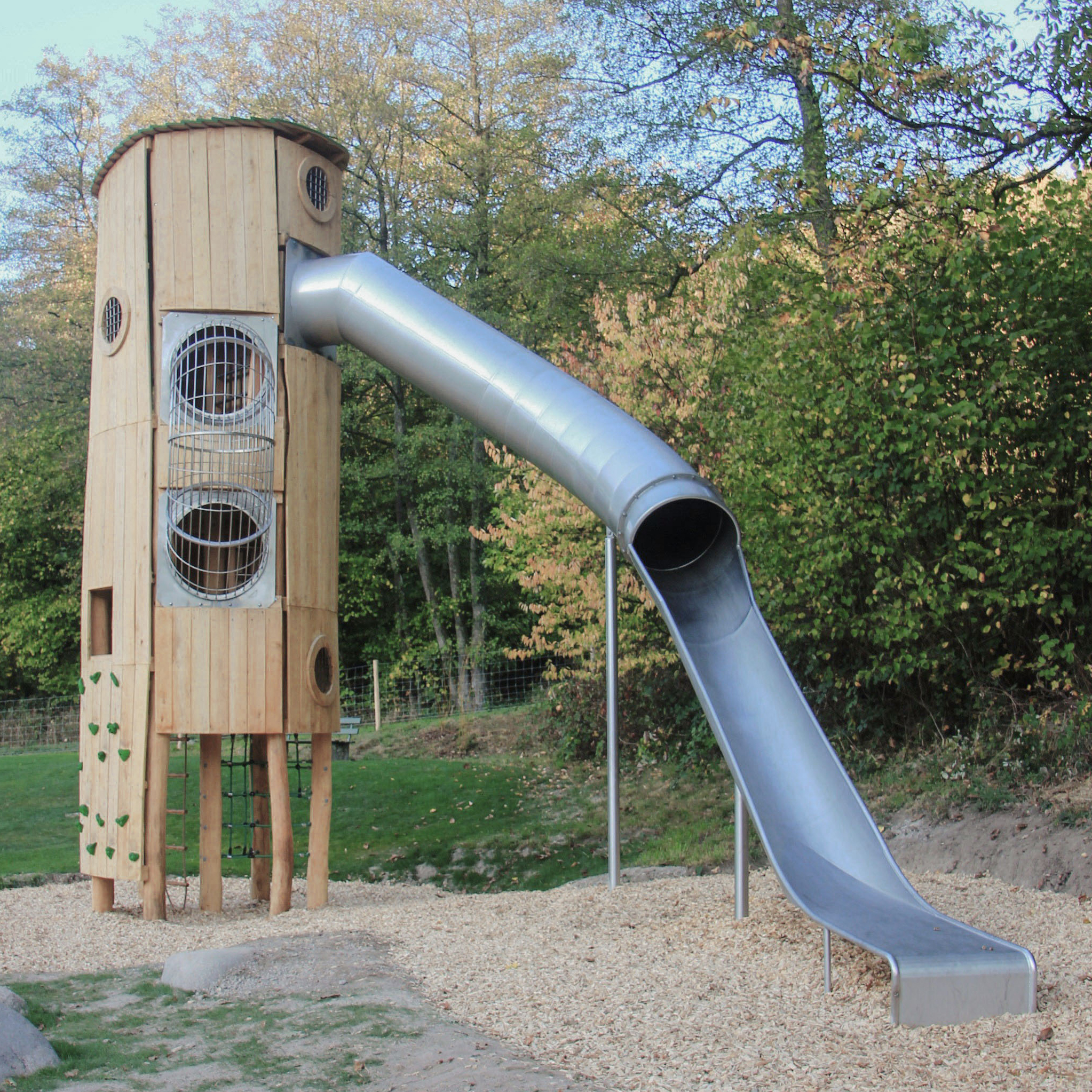 Klettersilo mit Röhrenrutsche