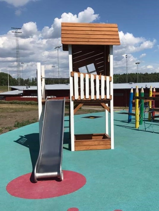 Lisas Spielturm mit Rutsche Ansicht 3