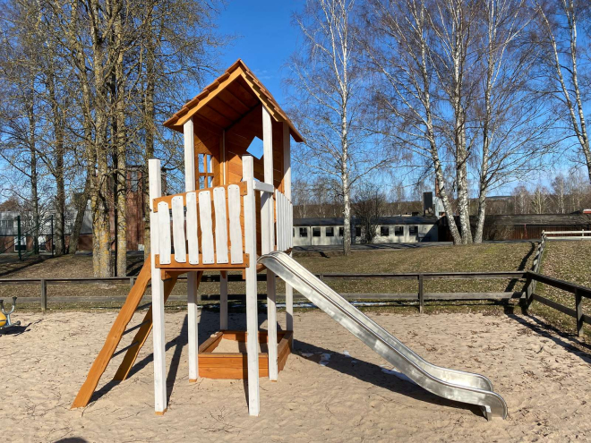 Lisas Spielturm mit Rutsche Ansicht 6