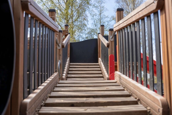 Chinesische Mauer Spielanlage mit Spieltürme und Spiralrutsche Ansicht 3