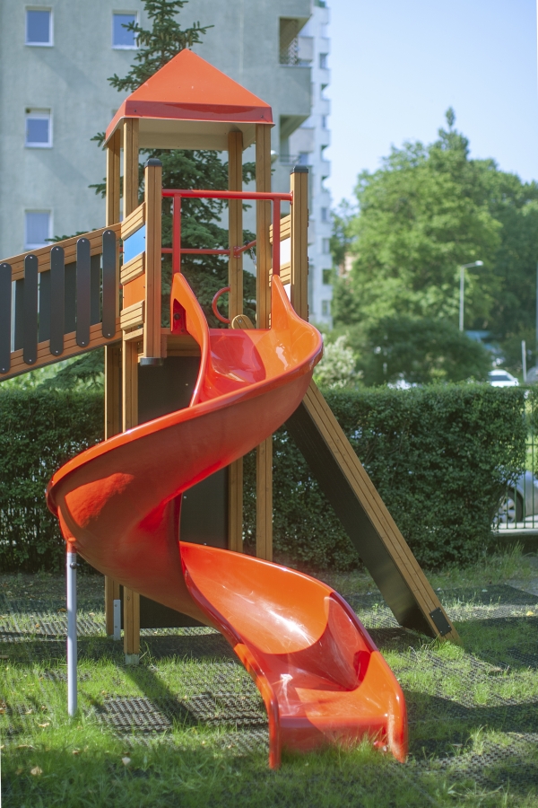 Twister Spielanlage mit Rutsche und Schaukel Ansicht 3