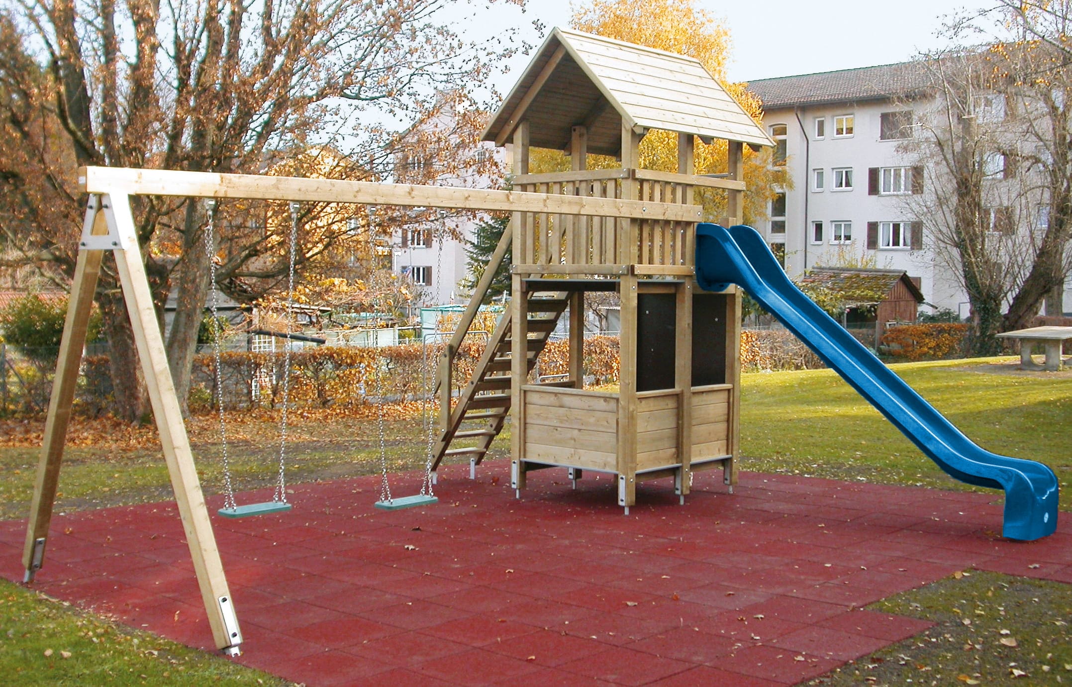 Kombiturm mit Spielhaus und Doppelschaukelanbau