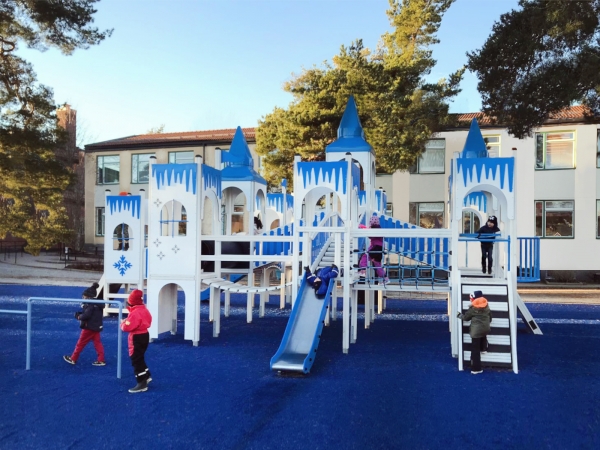 Winterschloss Spieltürme mit Rutsche Ansicht 3