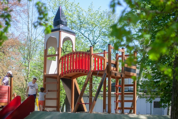 Alcazar Spielturm mit Klettergerüst Ansicht 3