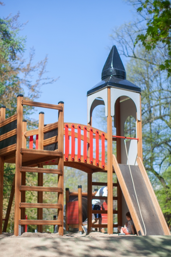 Alcazar Spielturm mit Klettergerüst Ansicht 4