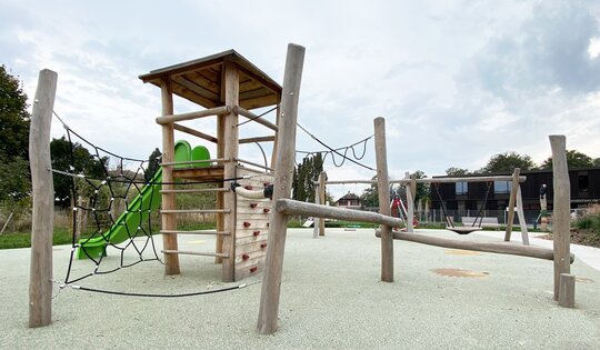 Jägerturm Kletterlandschaft 2 mit Pyramidendach