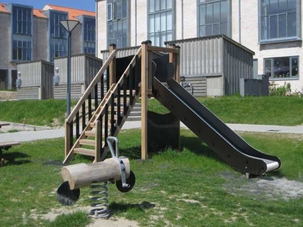 Spielturm mit Rutsche und Treppe Ansicht 3