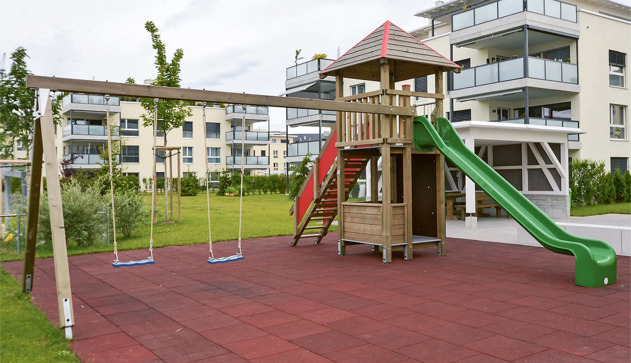 Quadro-Turm mit Spielhaus und Doppelschaukelanbau