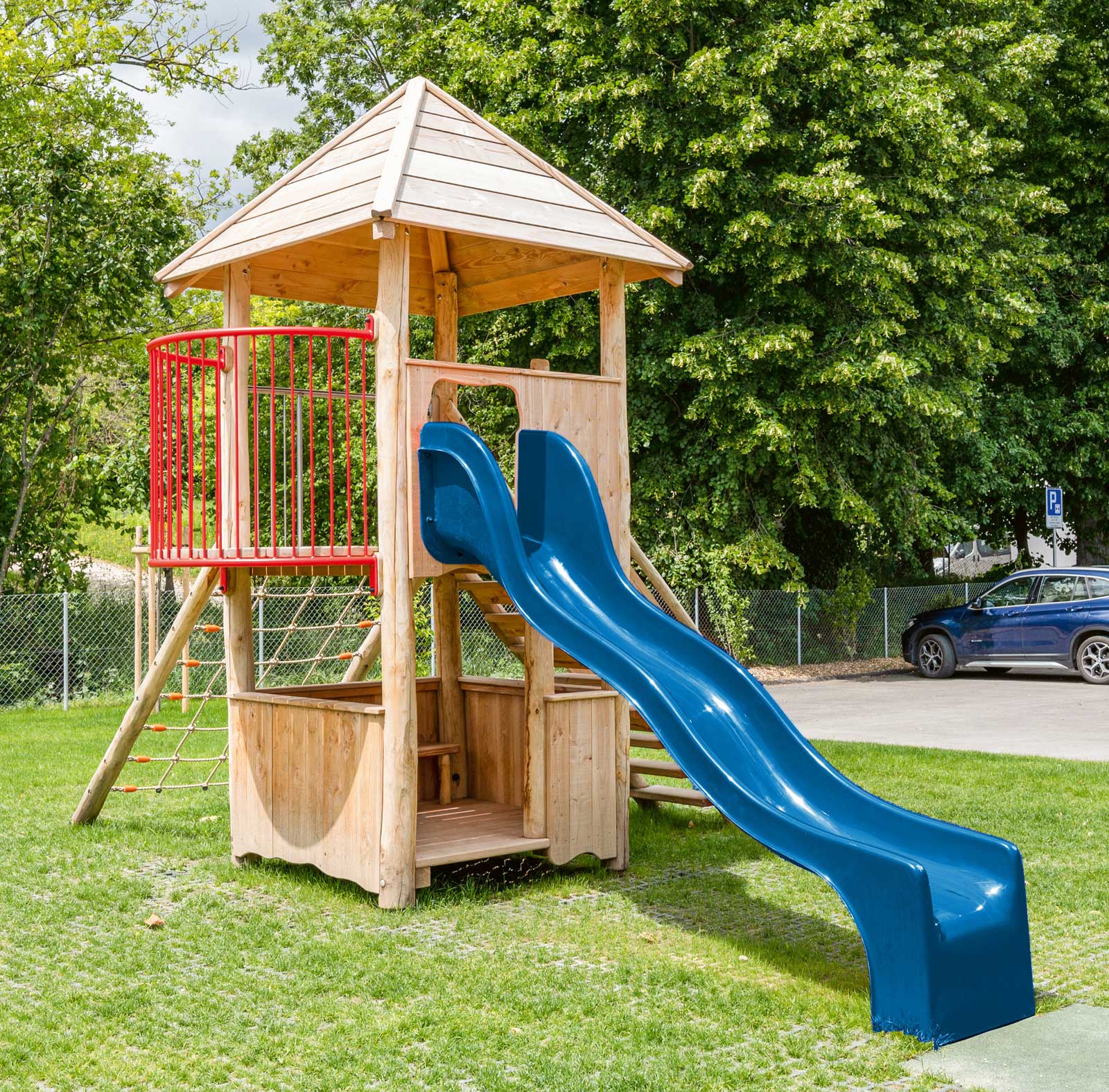 Spielturm Weissbad aus Edelkastanie Ansicht 4