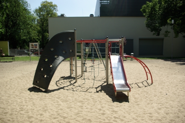 Wal Klettergerüst mit Kletterwand und Rutsche Ansicht 5