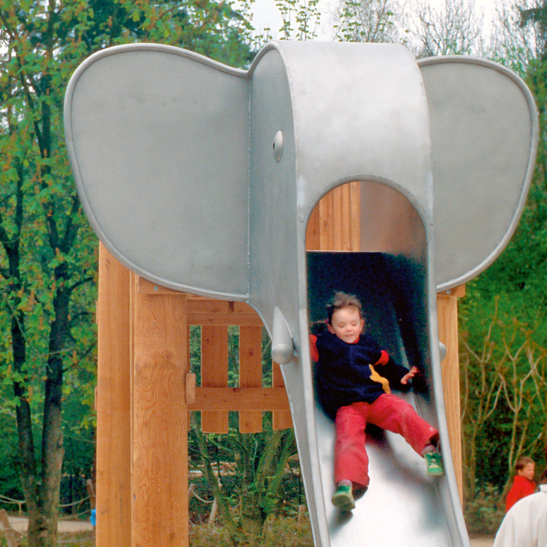 Elefant mit Rüsselrutsche Ansicht 3