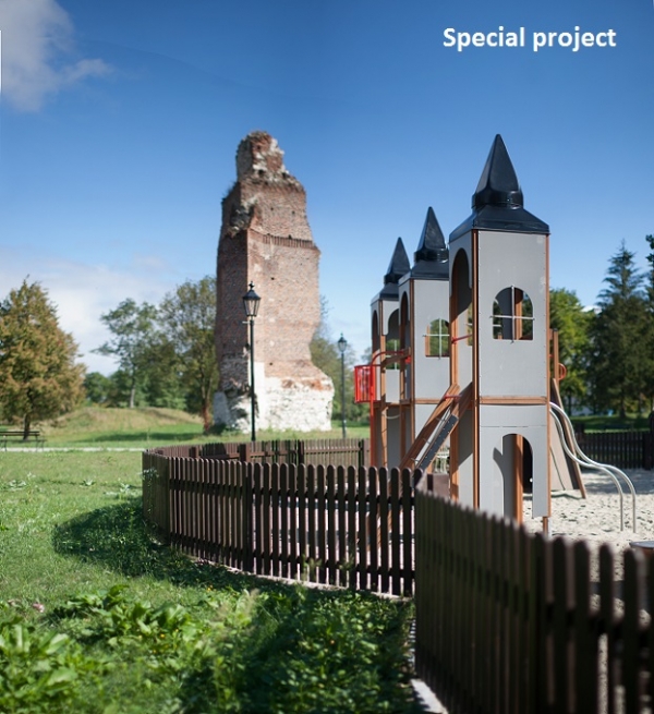 Kleine Schloßbrücke Spielturm mit Rutsche Ansicht 3