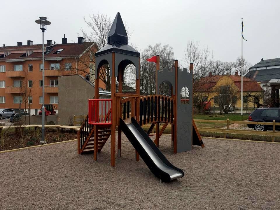 Kleine Schloßbrücke Spielturm mit Rutsche Ansicht 5