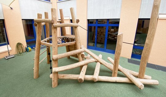 Klettervulkan 02 mit Kunststoffrutsche