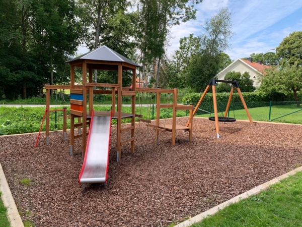 Spielturm mit Klappbrücke Ansicht 3