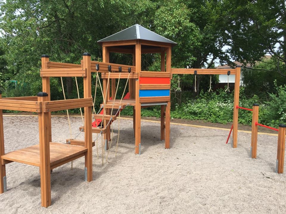 Spielturm mit Klappbrücke Ansicht 4