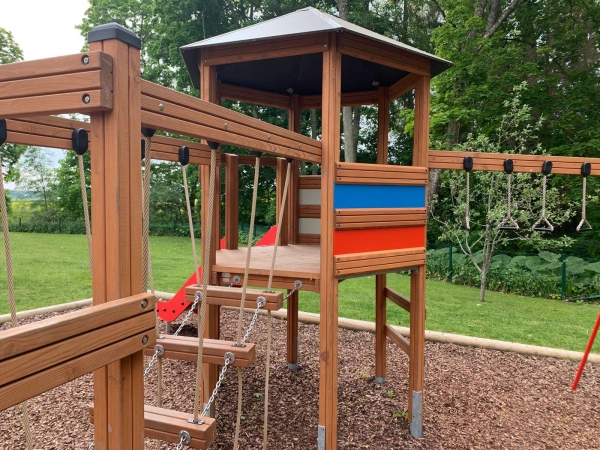 Spielturm mit Klappbrücke Ansicht 5