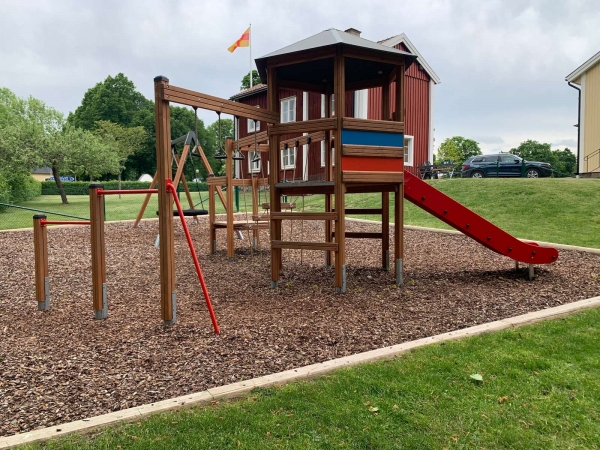 Spielturm mit Klappbrücke Ansicht 6
