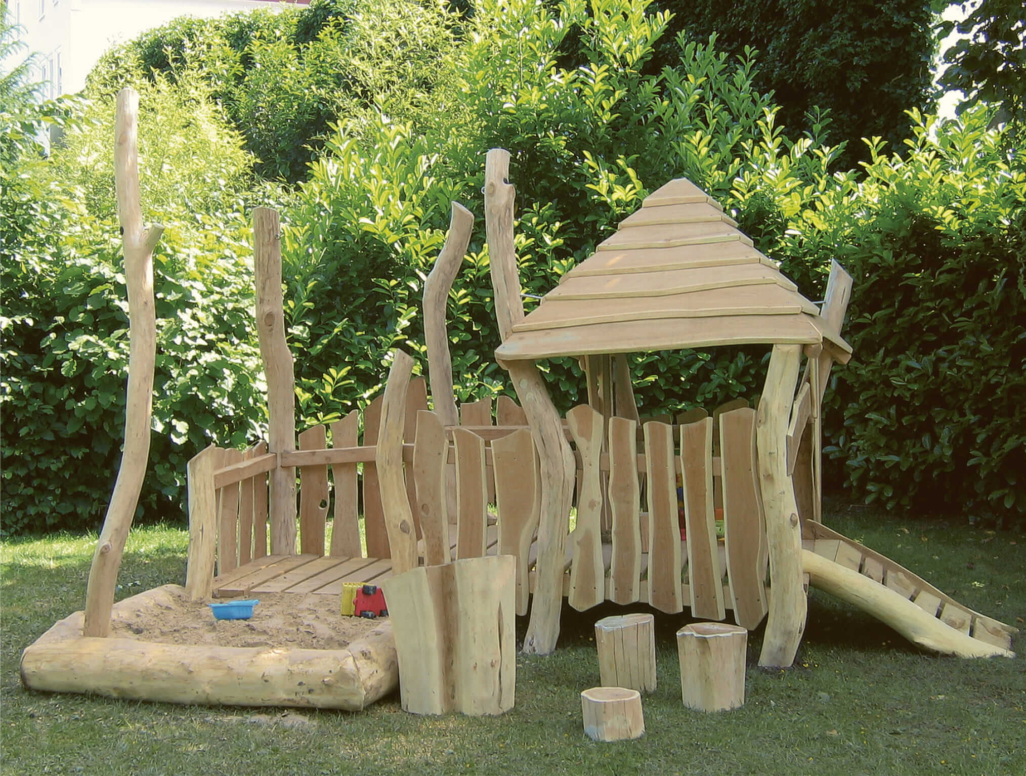 Spielhaus mit Sandkasten