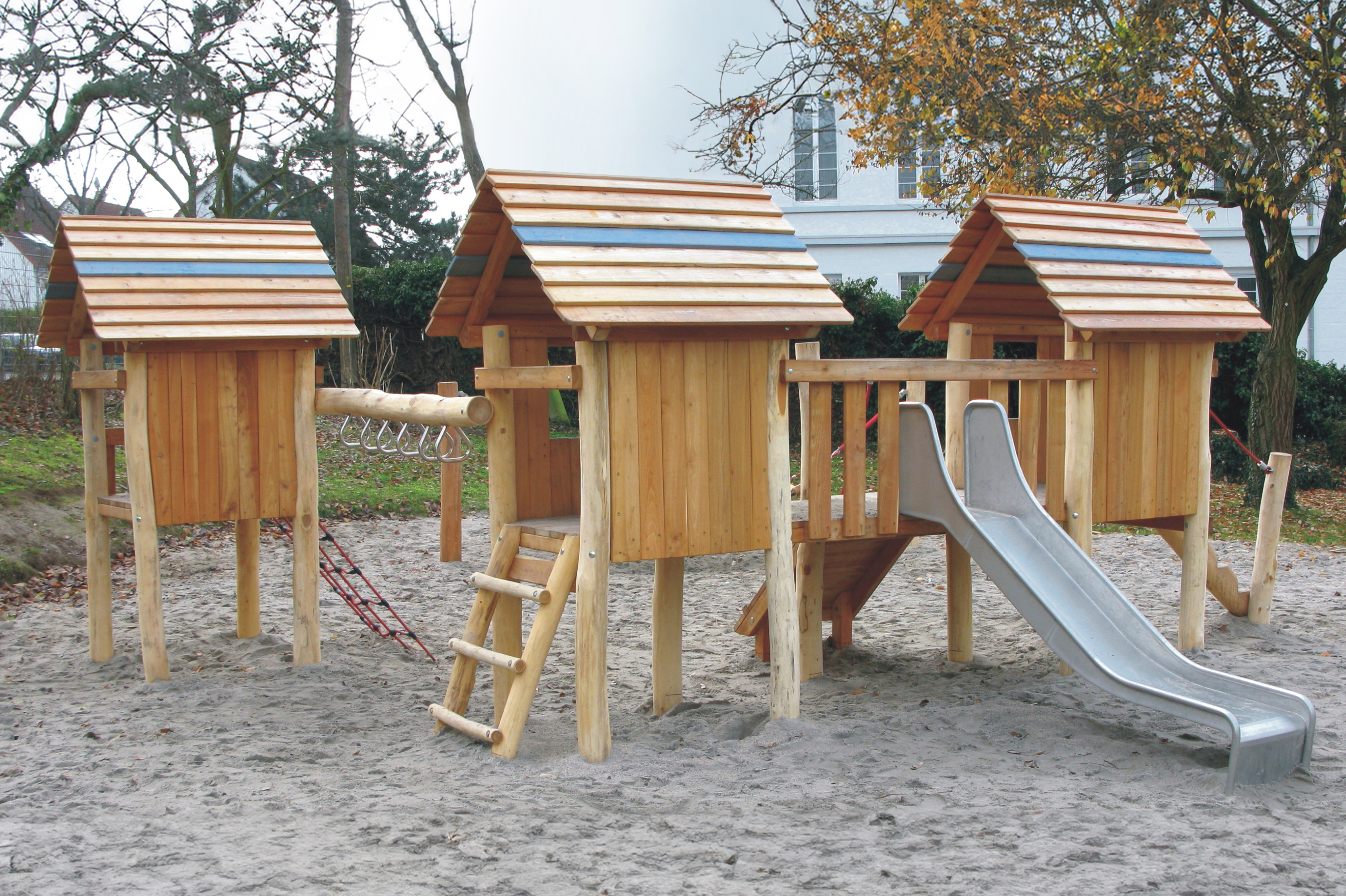 Pfahlsiedlung mit Rutsche