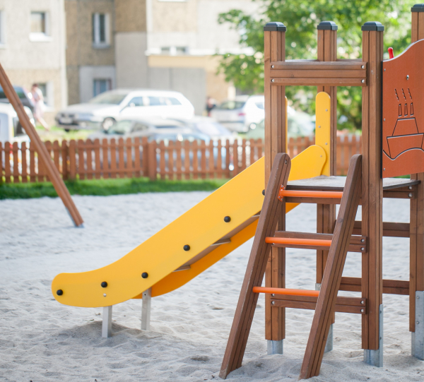 Pi Spielturm mit Rutsche Ansicht 6