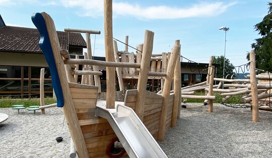 Piratenschiff Black Hook mit Seilgarten - lasiert