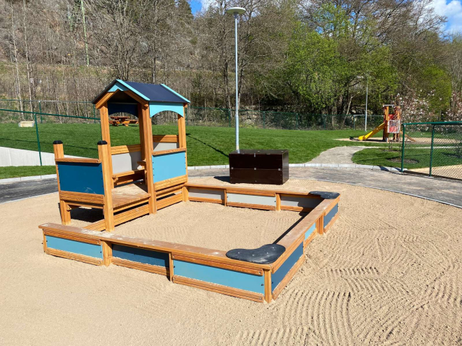 Villa Maxi Spielhaus mit Sandkasten Ansicht 3