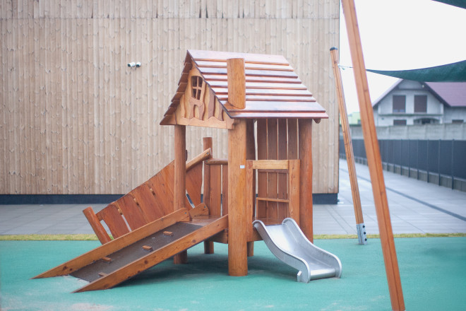 Tambora Spielhaus mit Rutsche Ansicht 4